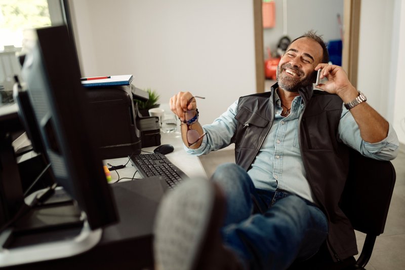 Imagem de homem em momento de descanso dentro de escritório
