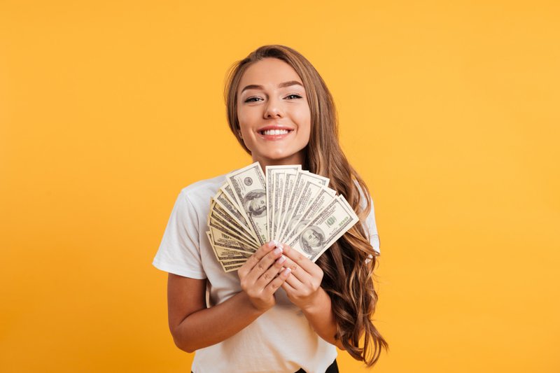 Imagem de uma mulher feliz com dinheiro