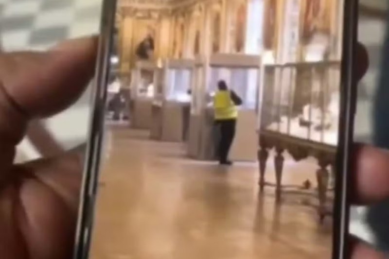 Primeiras imagens revelam ação dos assaltantes no museu do Louvre