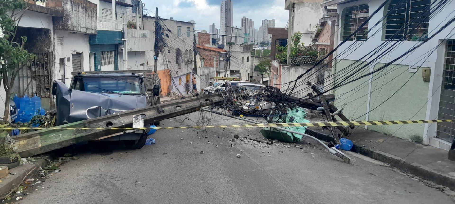 Caminhão de botijões de água acerta poste ao subir ladeira no Alto José do Pinho 