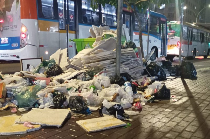 Lixo acumulado no centro do Recife