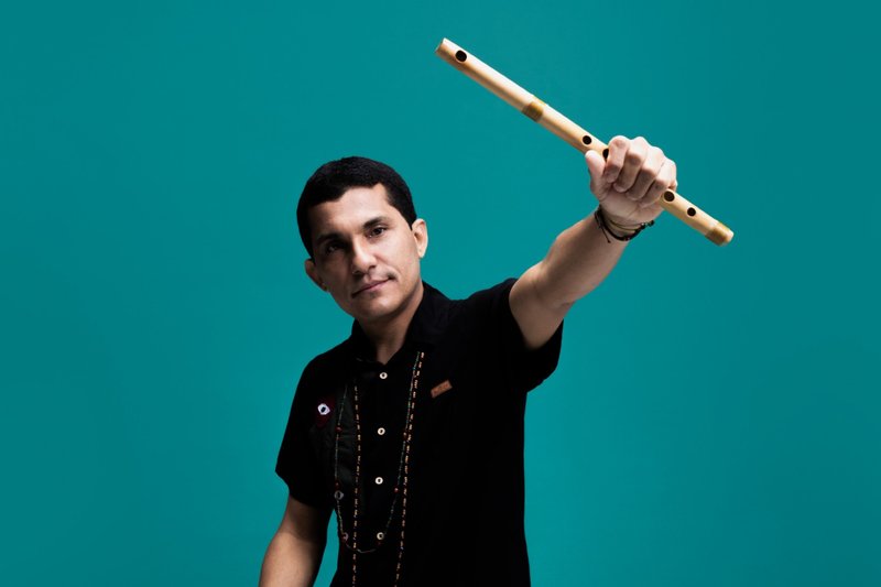 Alexandre Rodrigues é multi-instrumentista, compositor, educador e luthier de pífanos