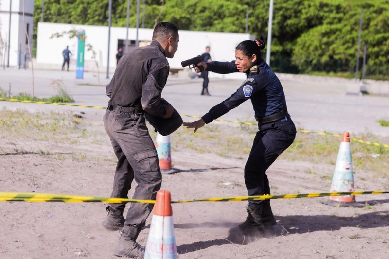 Guardas municipais do Recife em treinamento