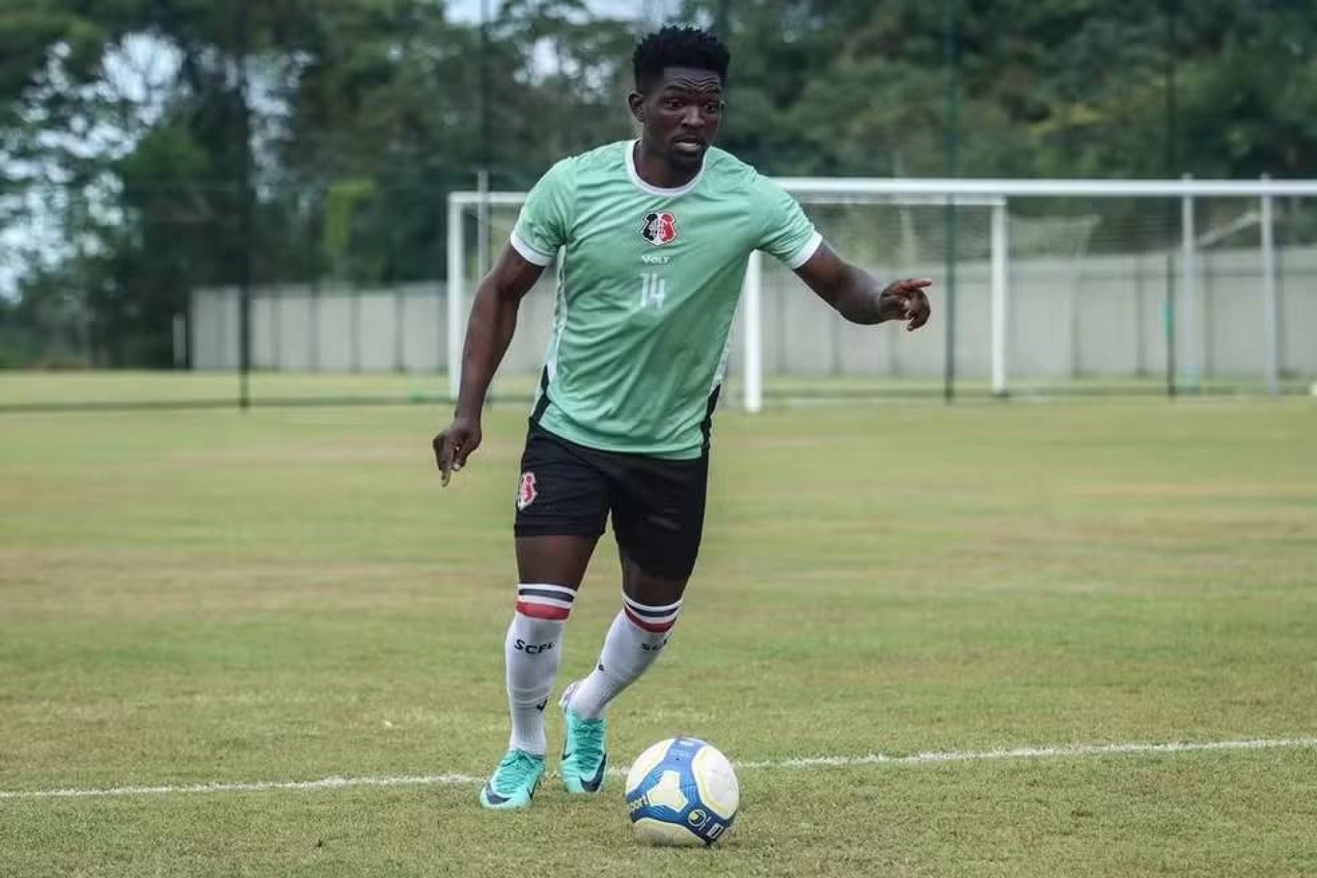 Santa Cruz anuncia a renovação de contrato do lateral-direito Israel