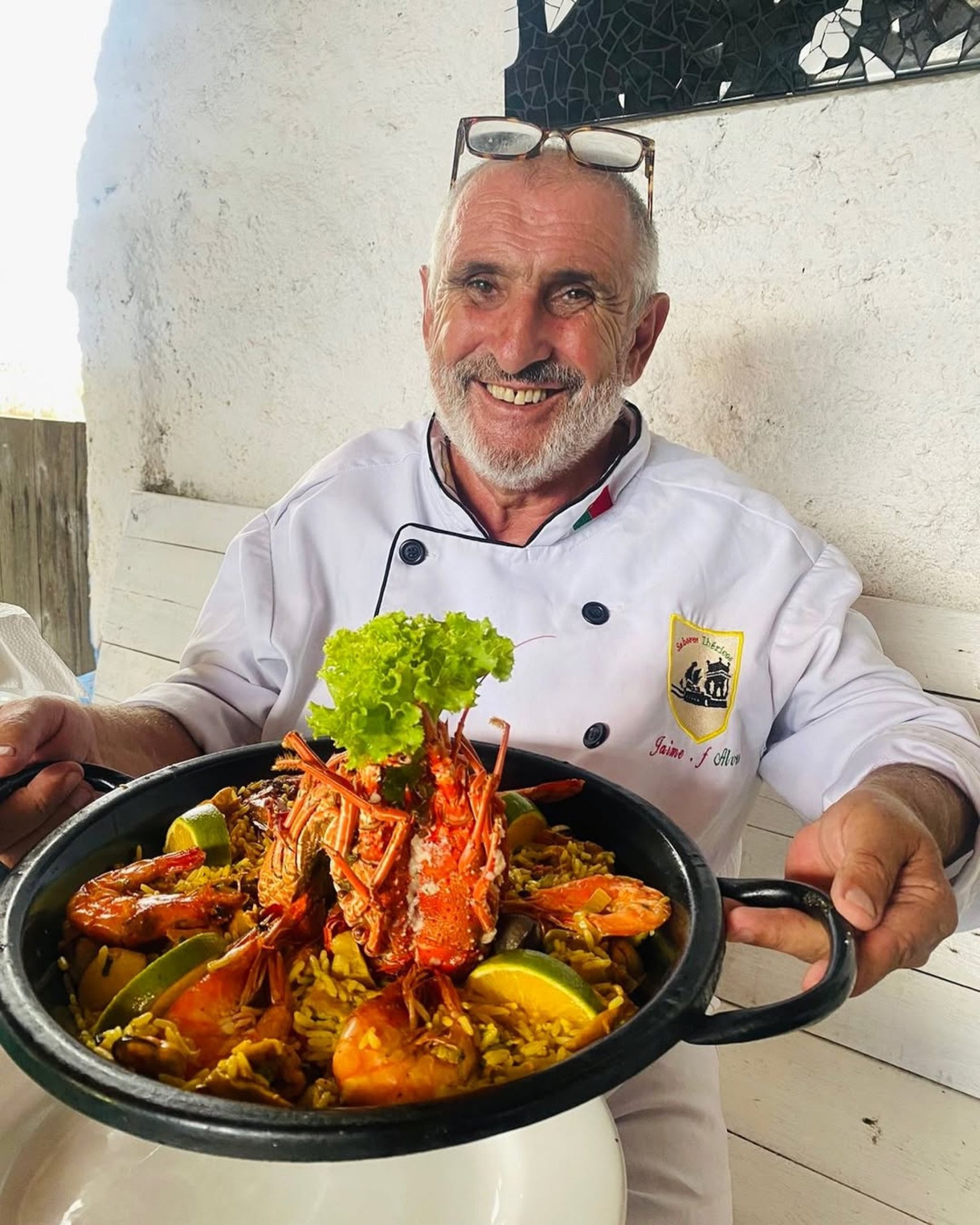 Imagem do chef Jaime com a Paella com lagostins Reprodução/@tasca_iberica