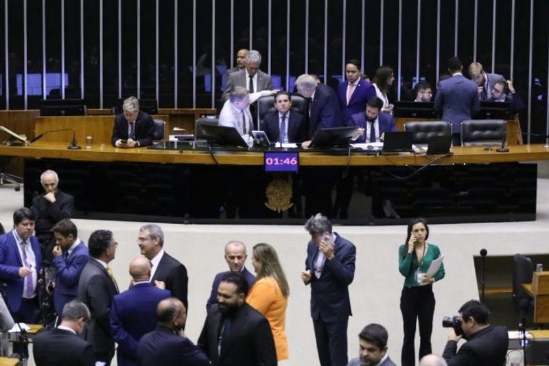 O texto aprovado, em sua versão modificada pelo relator, prevê medidas significativas que impactam diretamente o funcionamento do STF