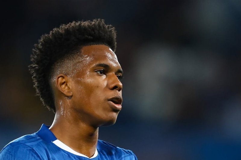 Estêvão atento em jogo do Chelsea