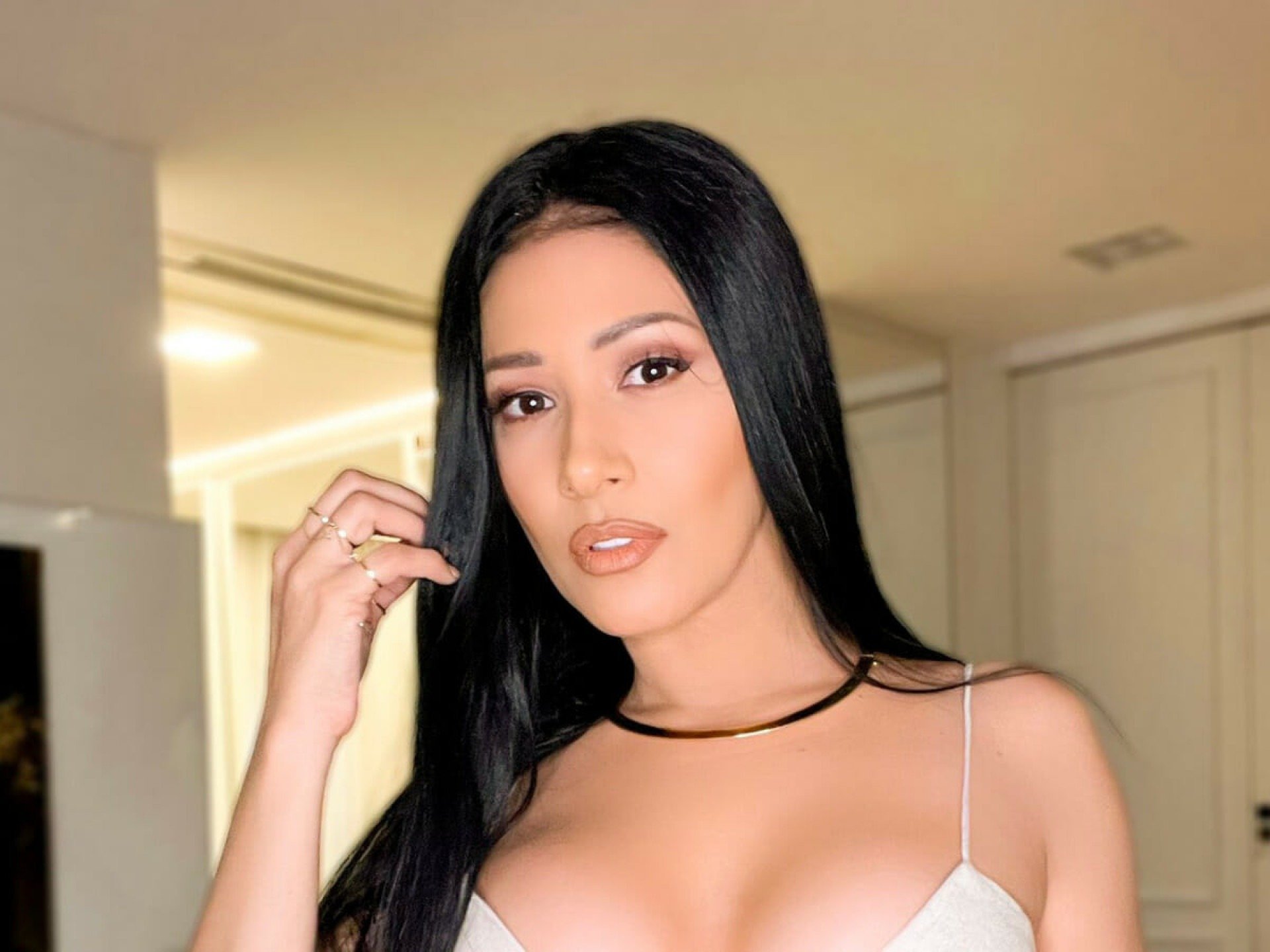 No quarto, Simaria sensualiza com peça bem pequena e hipnotiza fãs com sua beleza