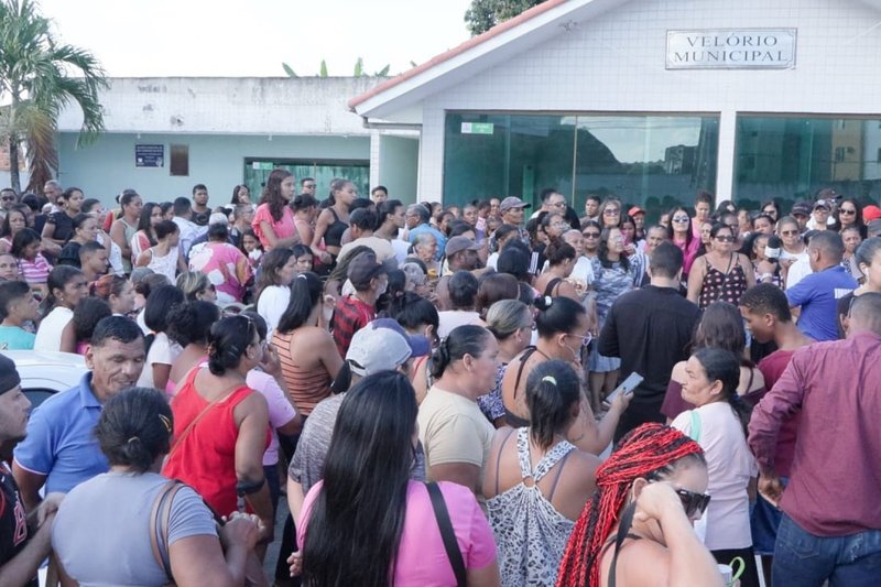 Multidão acompanhou o velório do corpo da menina Esther Isabelly, de 4 anos, em São Lourenço da Mata