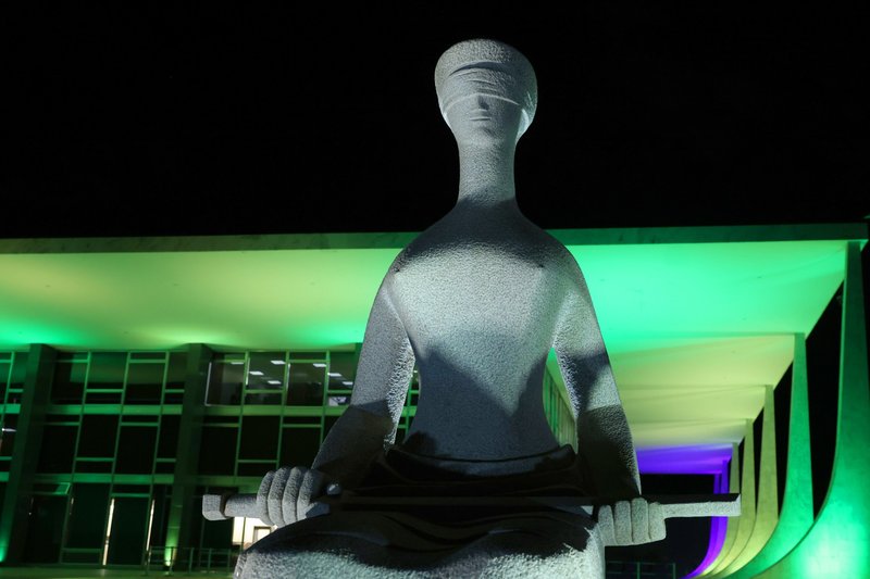 Não se trata de negar a importância dos Ministros do STF como guardião da Constituição