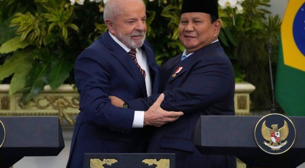 Lula e o presidente da Indonésia, Prabowo Subianto, após uma reunião bilateral realizada no Palácio Merdeka, em Jacarta
