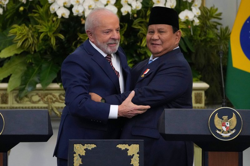Lula e o presidente da Indonésia, Prabowo Subianto, após uma reunião bilateral realizada no Palácio Merdeka, em Jacarta