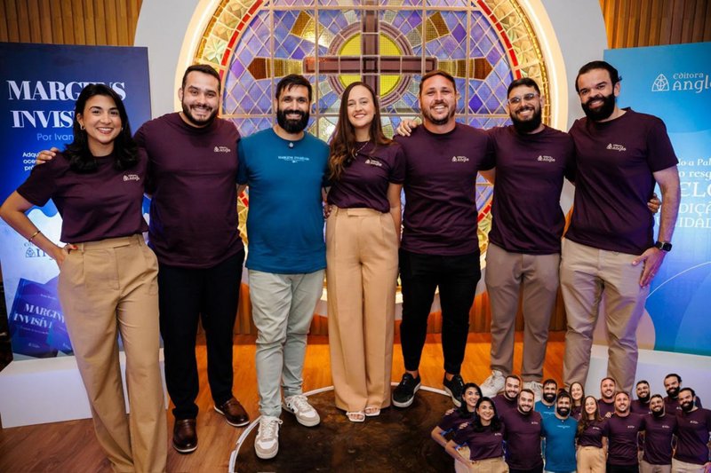 Bispo Ivan Rocha com a equipe da Editora Anglo, no lançamento de seu livro