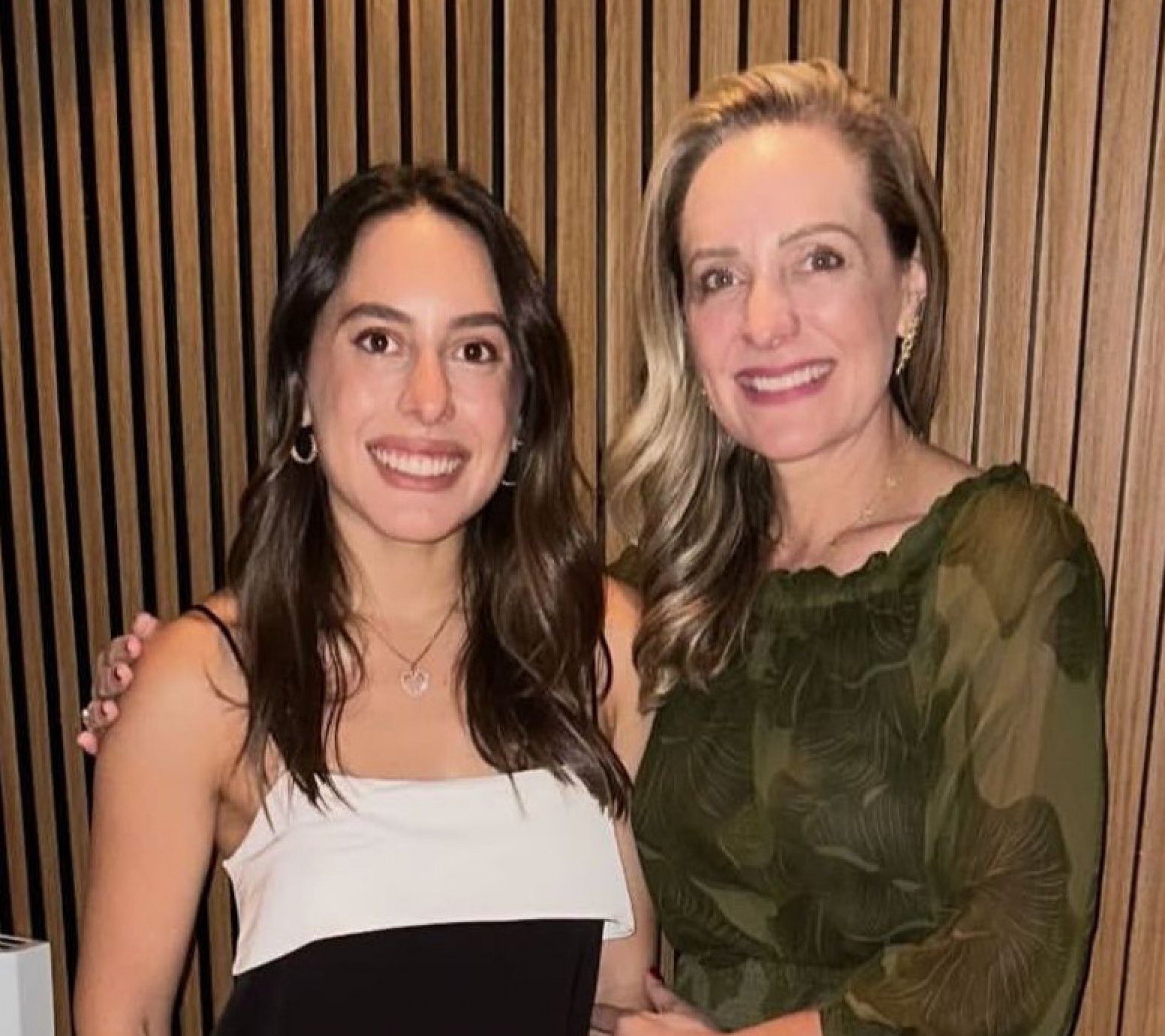 Maria Carolina Simon comemorando idade nova ao lado da mãe Karina Simon Arquivo Pessoal
