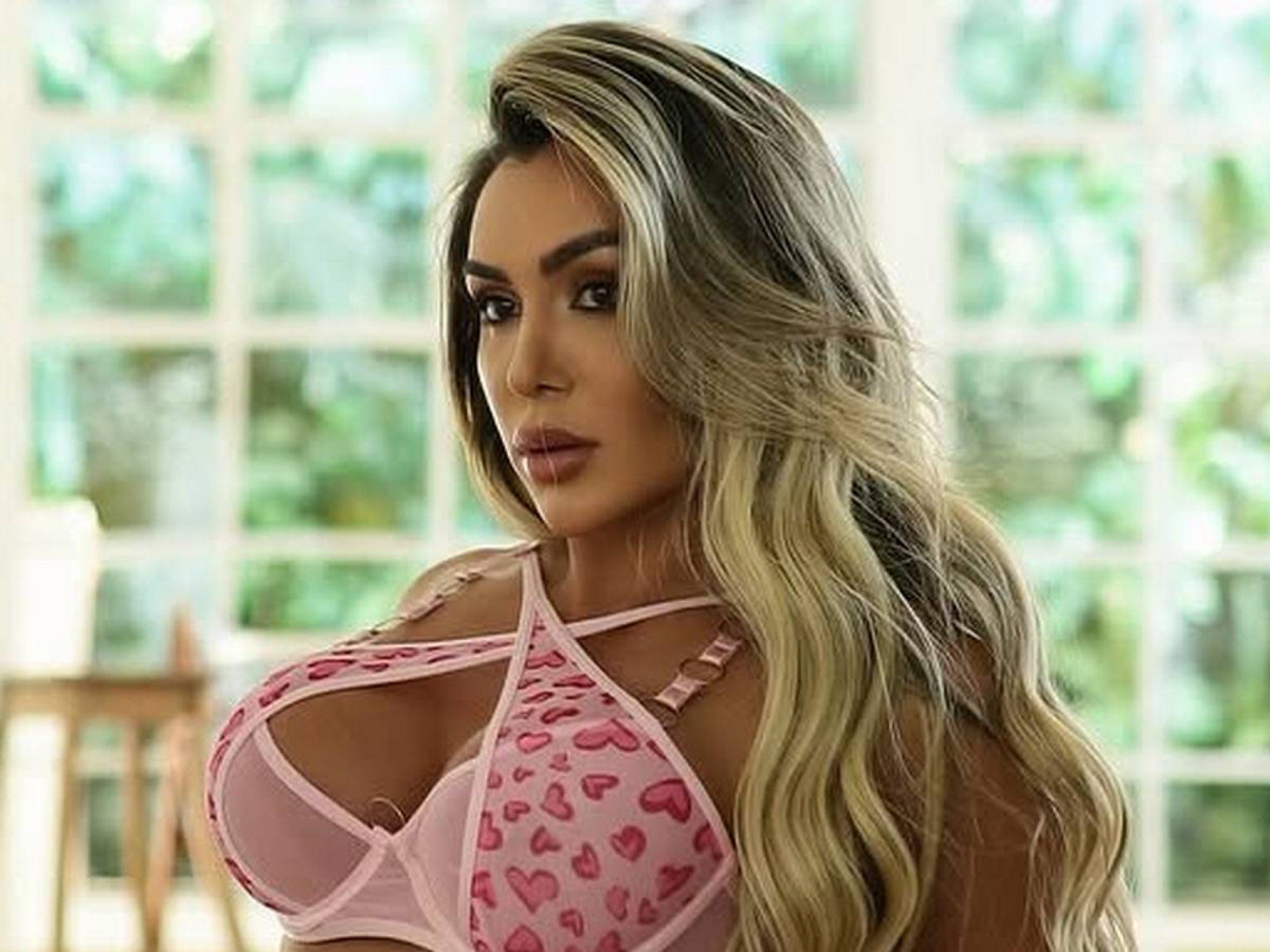 Musa eleita “a mais gostosa do Brasil”, Mari Reis revela seguro milionário das partes íntimas