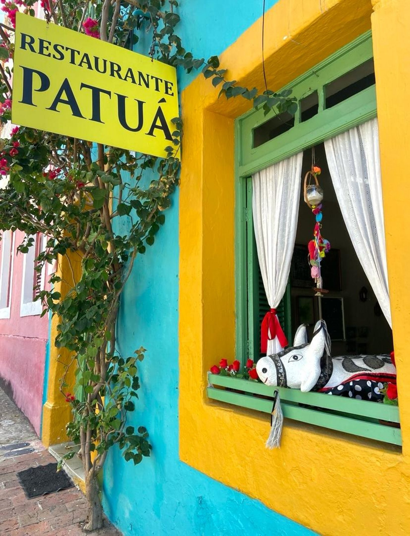 As cores do Patuá são vibrantes e convidam para um almoço único Reprodução/@restaurantepatua