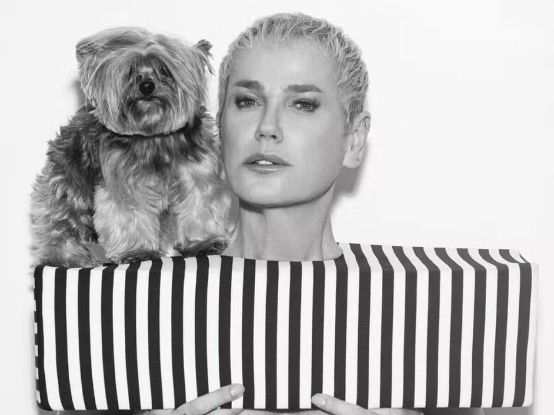 Xuxa surge seminua ao lado de cachorrinha em novo ensaio no Copacabana Palace