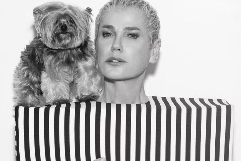 Xuxa surge seminua ao lado de cachorrinha em novo ensaio no Copacabana Palace
