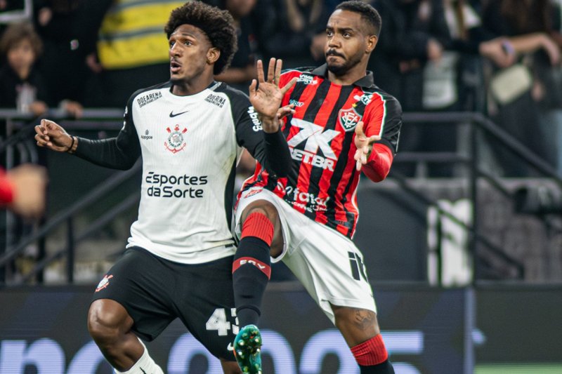 Jogadores de Corinthians e Vitória em disputa de bola