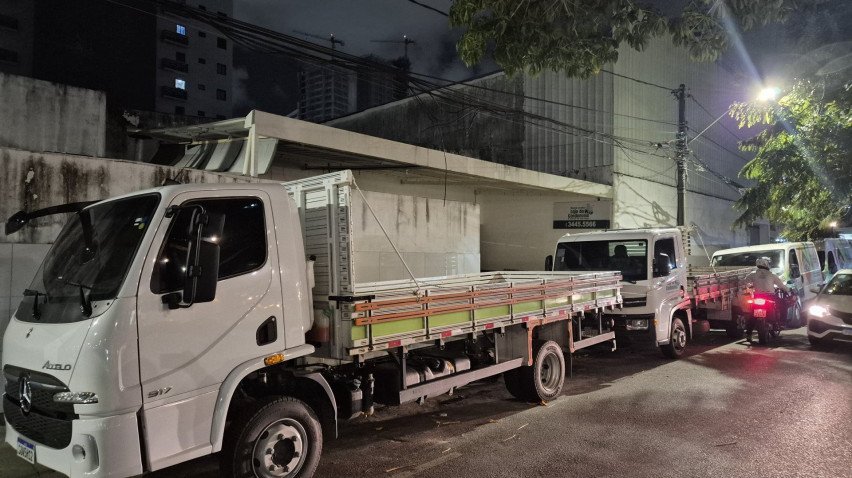 ApropriaÃ?§Ã?£o de via pÃ?ºblica e estacionamento irregular  MAURÃ?ÂCIO ARAGÃ?Â?O / VOZ DO LEITOR