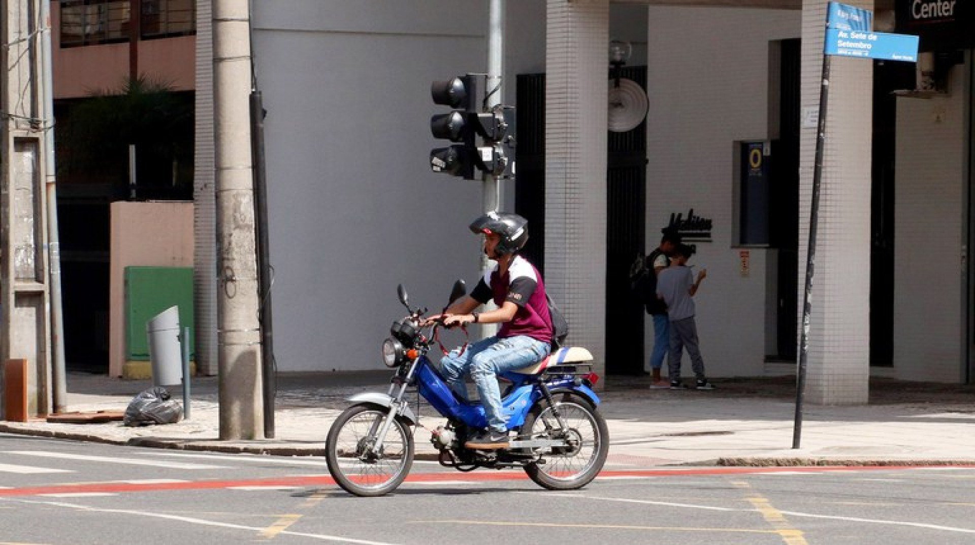Será preciso habilitação na categoria A ou uma autorização ACC para pilotar ciclomotores, como na foto   Divulgação