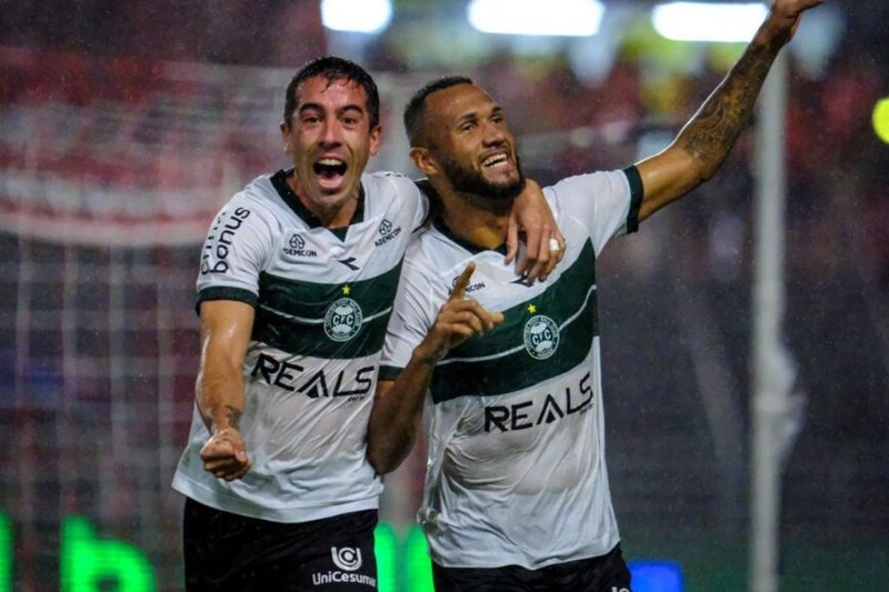 Gustavo Coutinho comemora gol marcado pelo Coritiba