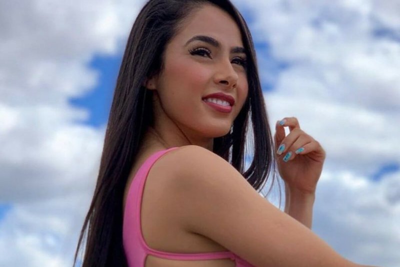 Juliana Bonde dá empinadinha no meio da floresta e sua calcinha desaparece: “Está vendo?”