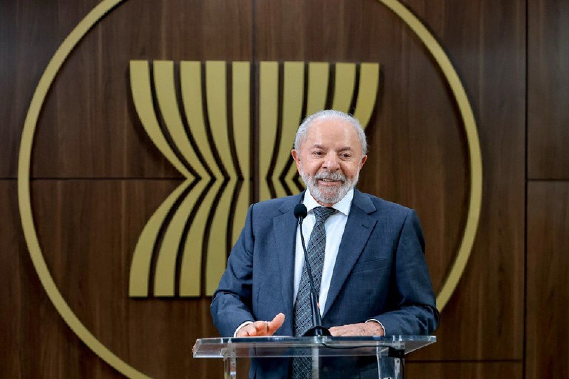 'Ninguém tem condições de se libertar dos combustíveis fósseis', diz Lula
