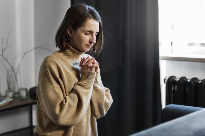 Imagem de uma mulher pedindo por algo em silêncio