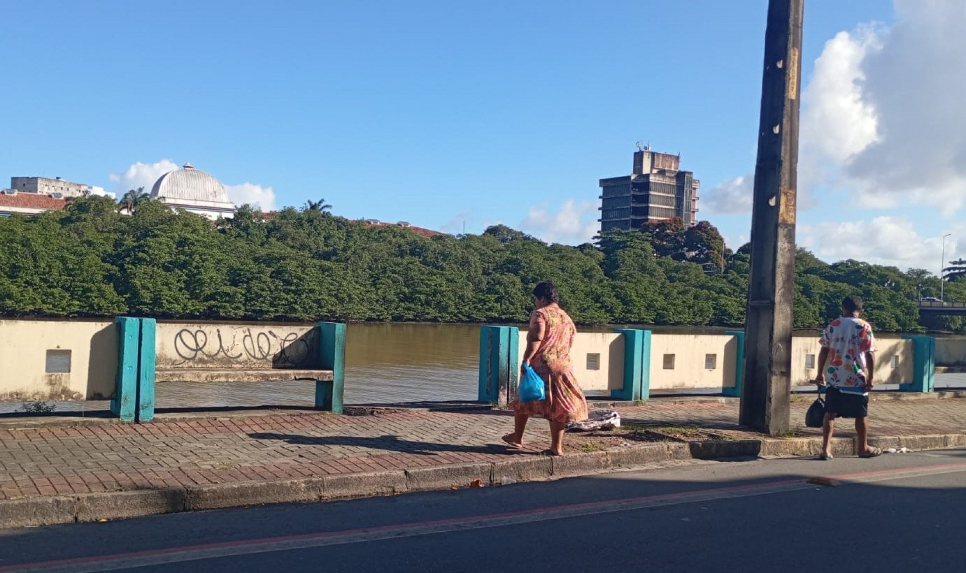 Voz do Leitor, 25/10: Proteção de concreto à beira do Rio Capibaribe danificada