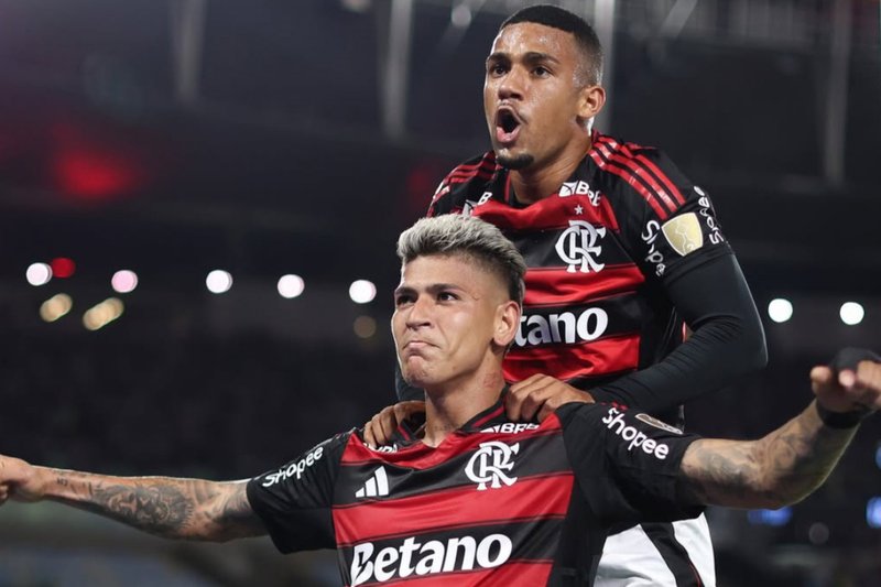 Samuel Lino abraça Carrascal em gol do Flamengo