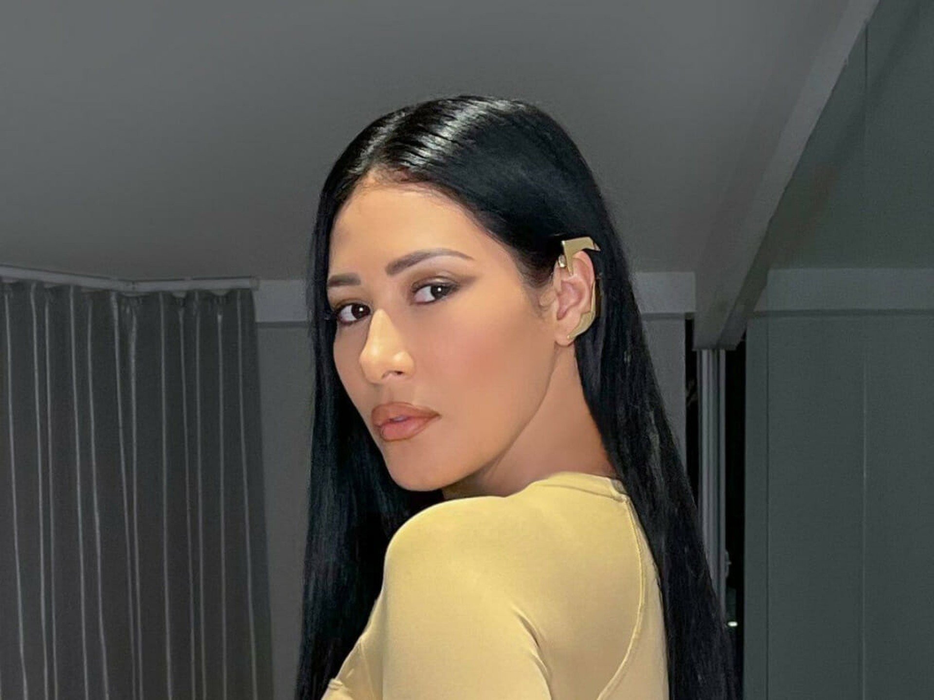 Simaria posa com peça nude e faz clima esquentar na web