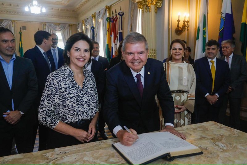 Governadora em exercício Priscila Krause (PSD) transmitiu, nesta sexta-feira (24), o cargo de chefe do Executivo estadual para o presidente do Tribunal de Justiça de Pernambuco (TJPE), Ricardo Paes Barreto