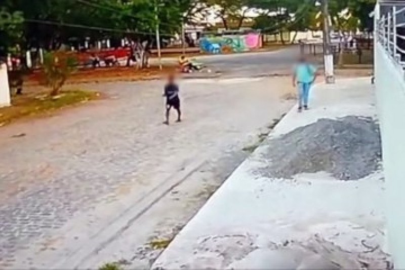 Carro Roubado em Novo Olinda: Casal Abordado após Sair de Comércio e Dupla de Criminosos Flagrada por Câmera de Segurança