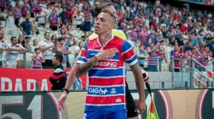 Breno Lopes comemora gol pelo Fortaleza contra o Flamengo