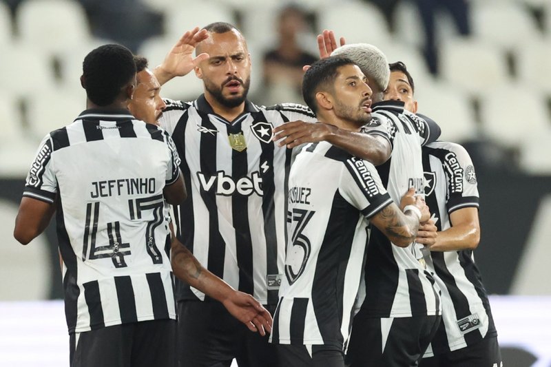 Arthur Cabral e Jeffinho e mais jogadores do Botafogo