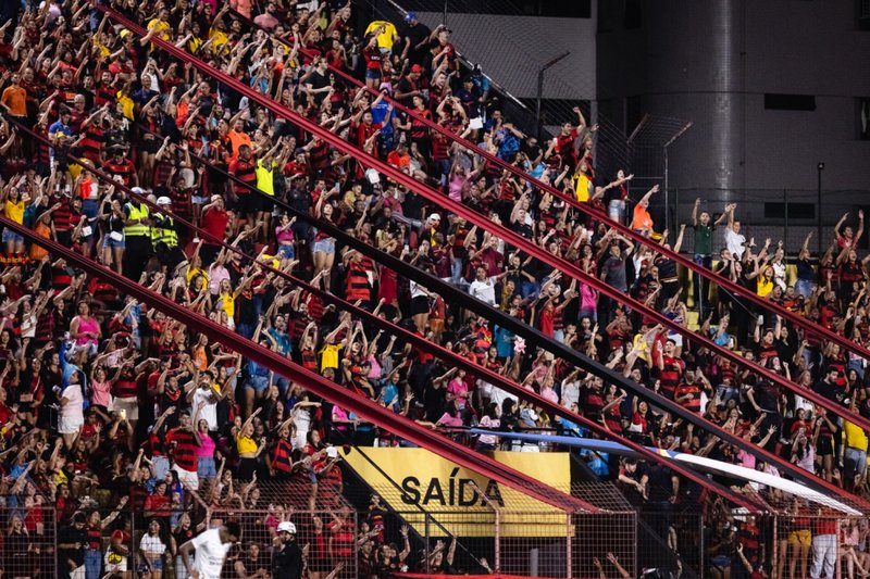 Torcida do Sport na arquibancada frontal da Ilha do Retiro