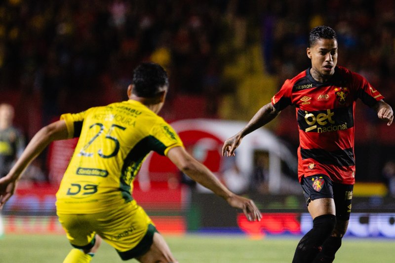 Matheusinho disputa a bola em Sport x Mirassol