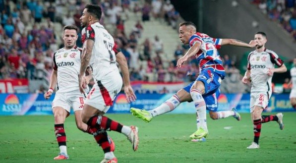 Chute do gol de Breno Lopes em Fortaleza x Flamengo