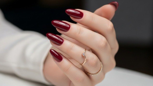 Imagem de unhas pintadas com o esmalte vermelho rubi. 