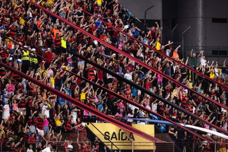 Torcida do Sport na arquibancada frontal da Ilha do Retiro