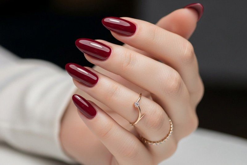 Imagem de unhas pintadas com o esmalte vermelho rubi.