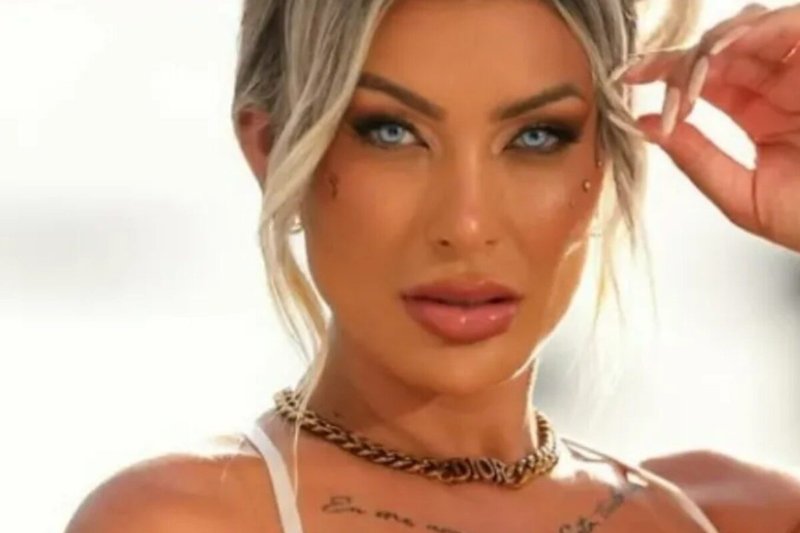 Andressa Urach surge como MC Ímola e presta homenagem a Ayrton Senna