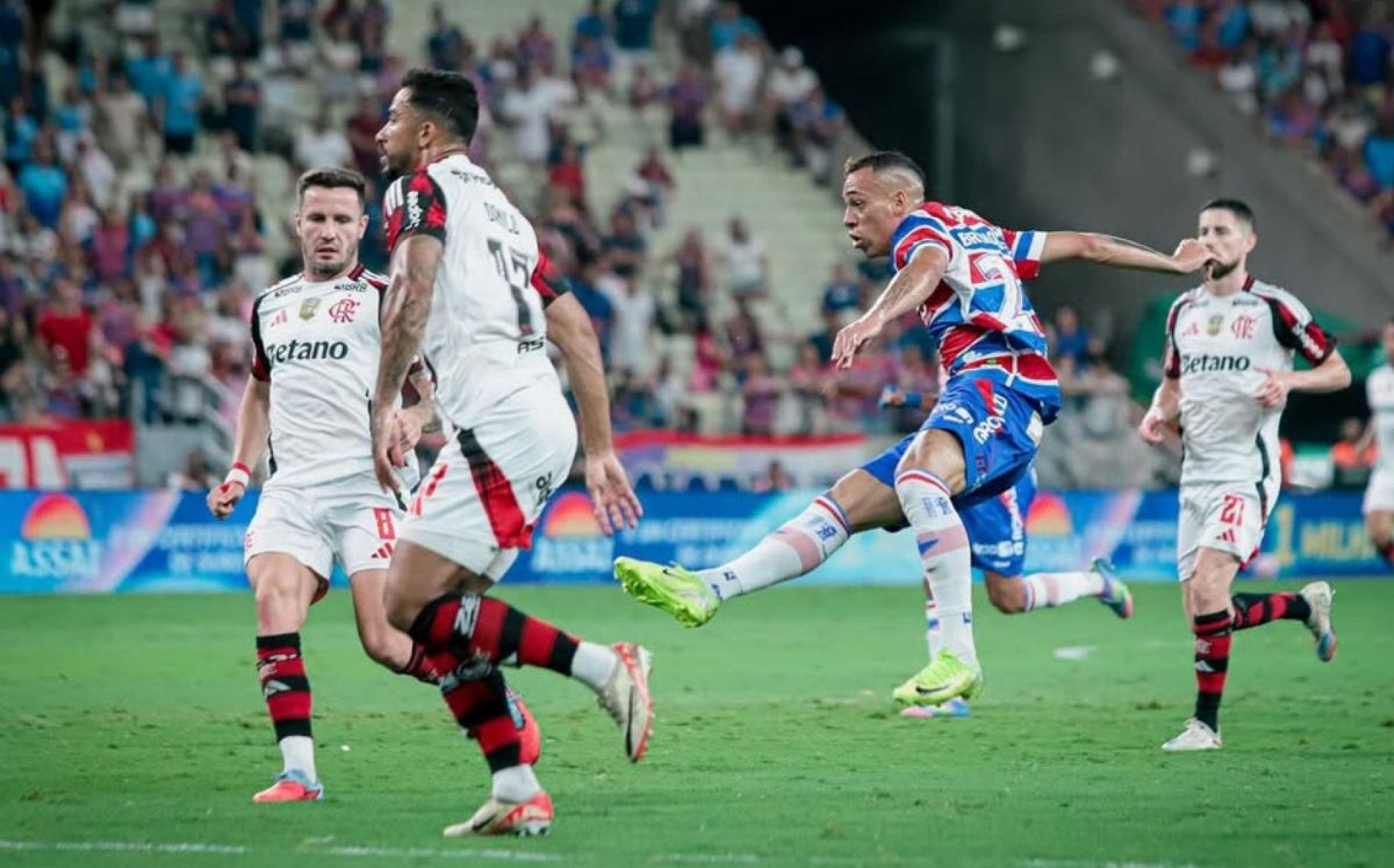 Chute do gol de Breno Lopes em Fortaleza x Flamengo Mateus Lotif/Fortaleza