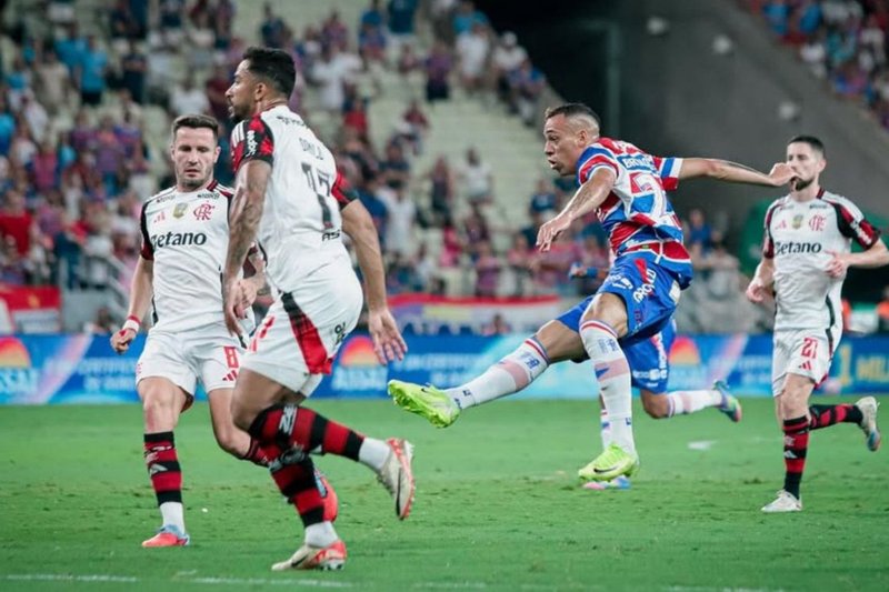 Chute do gol de Breno Lopes em Fortaleza x Flamengo