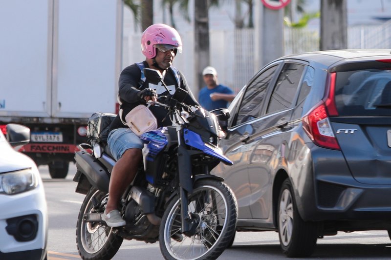 Capital cearense est&aacute; elaborando um projeto de lei para regulamentar o Uber e 99 Moto como transporte na cidade
