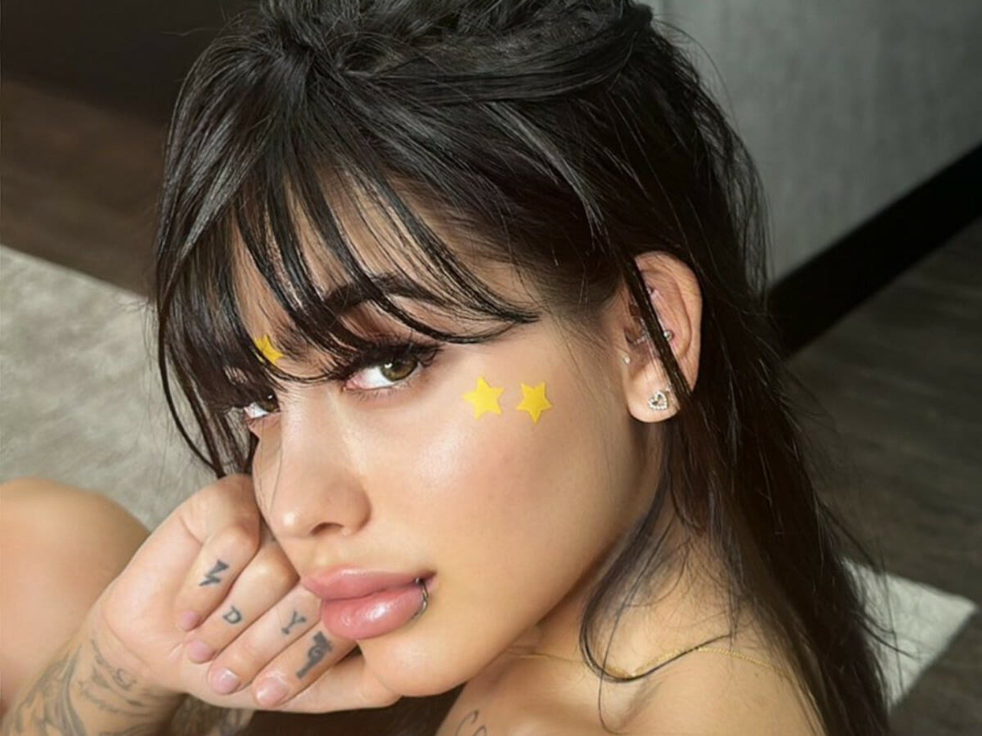 De calcinha, MC Mirella se exibe no espelho e incendeia o clima na web