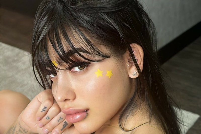 De calcinha, MC Mirella se exibe no espelho e incendeia o clima na web