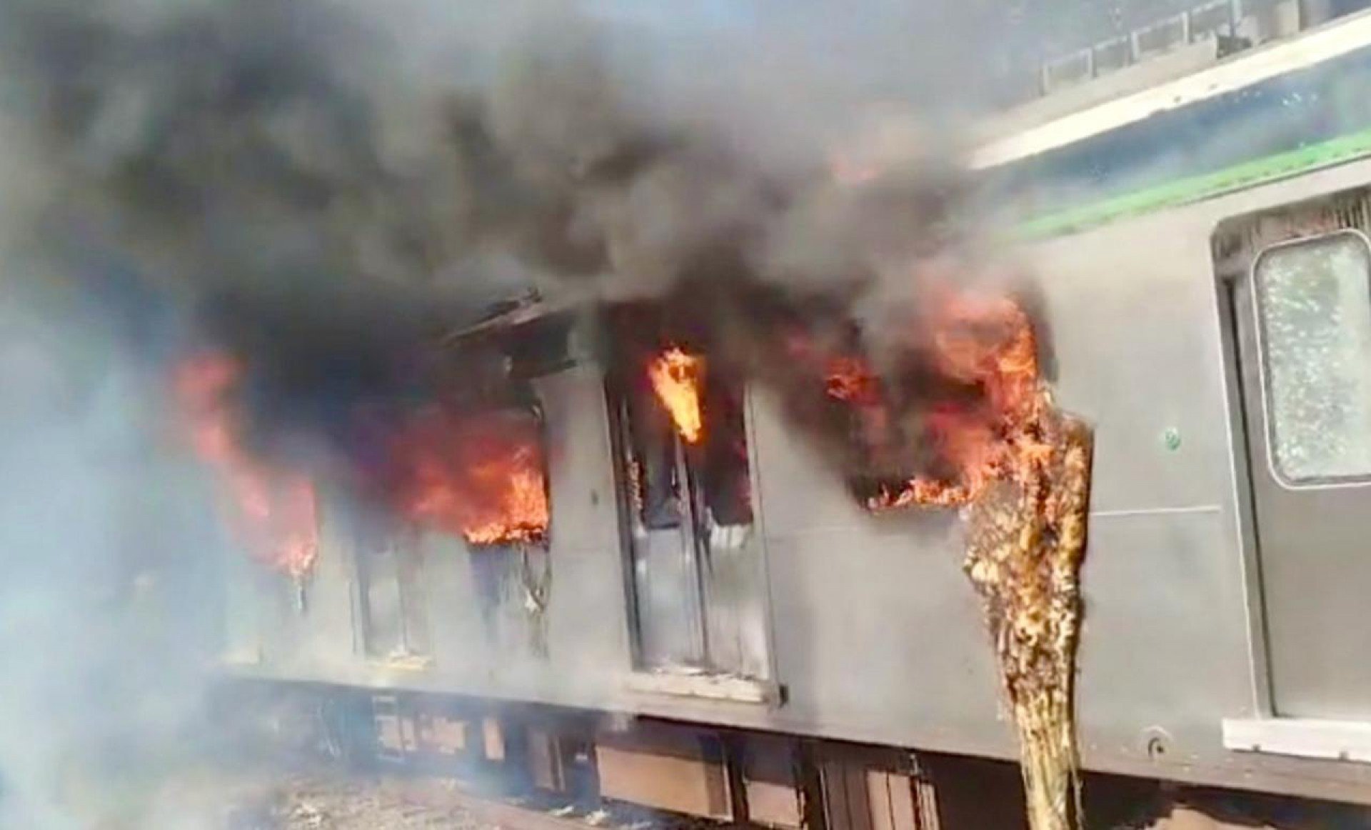 Trem do Metrô do Recife pega fogo durante trajeto neste sábado (25)