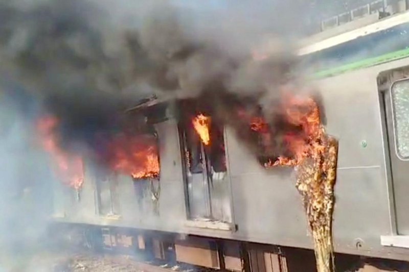 Imagens mostram Metrô do Recife envolto pelas chamas, neste sábado (25)